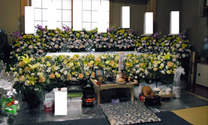 棺廻りの花飾り