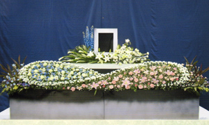 家族葬向き　生花祭壇