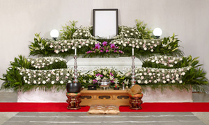 華やかなお花の祭壇（一例）