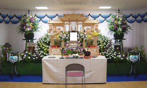 伝統的な白木祭壇にたくさんのお花を彩らせていただきました 