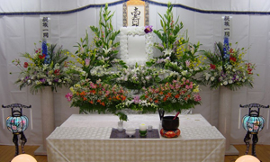 豪華できれいなお花に彩られた当社オリジナル花祭壇です 
